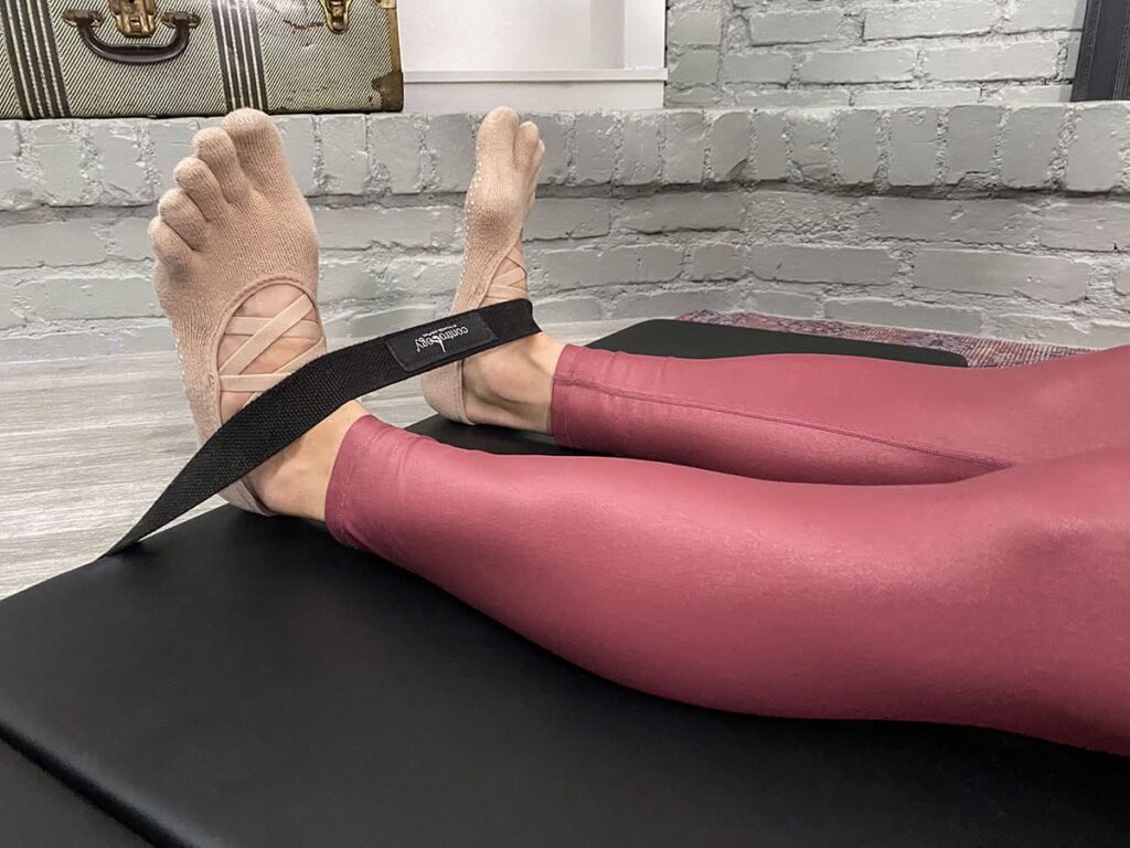 Pilates pēdu siksna uz Contrology saliekamā vingrošanas paklāja ar kājām satvēriena zeķēs