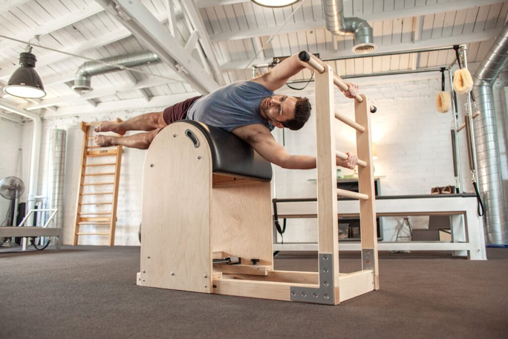 Contrology kāpņu muca Pilates studijā, uzlabo stiepšanos.