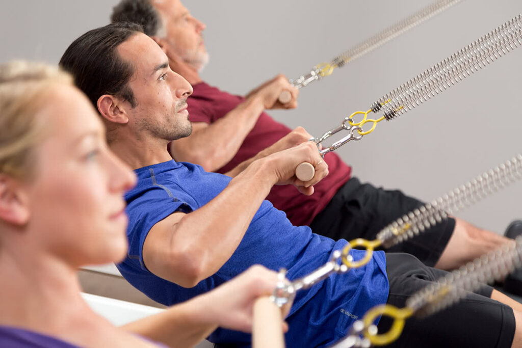 Pilates entuziasti vingro ar Allegro Tower of Power trenažieri.