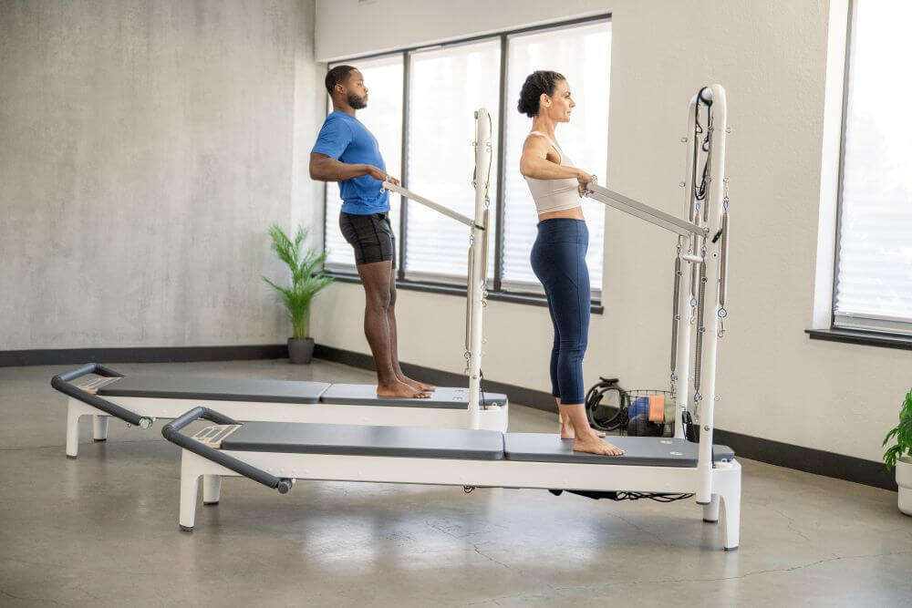 Divi cilvēki izmanto Allegro 2 Tower of Power Pilates studijā.