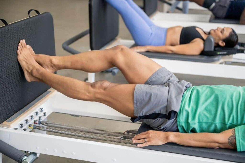 Pilates vingrinājums, izmantojot Allegro 2 Reformer Jumpboard.