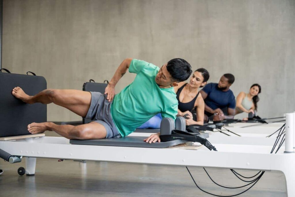 Pilates nodarbība, izmantojot Allegro 2 Reformer Jumpboard vingrinājumiem.