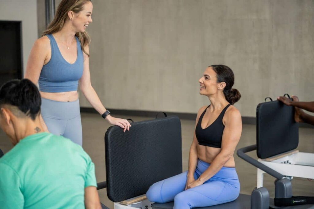 Pilates instruktori izmanto Allegro 2 Reformer Jumpboard nodarbībā.