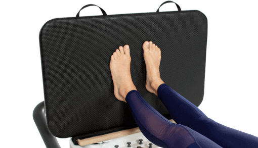 Pilates Reformer ar pēdu novietojumu lēcienu vingrinājumiem.