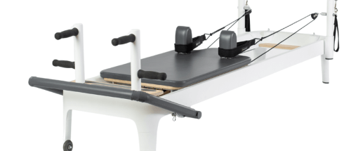 Regulējami rokturi uz Pilates Reformer lielākam komfortam un stabilitātei Pilates Reformer ar polsterētiem, konturētiem regulējamiem rokturiem.