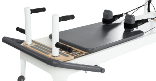 Allegro 2 Reformer: Daudzfunkcionāli vingrojumu piederumi Allegro 2 Reformer ar regulējamiem piederumiem dažādiem Pilates vingrinājumiem.