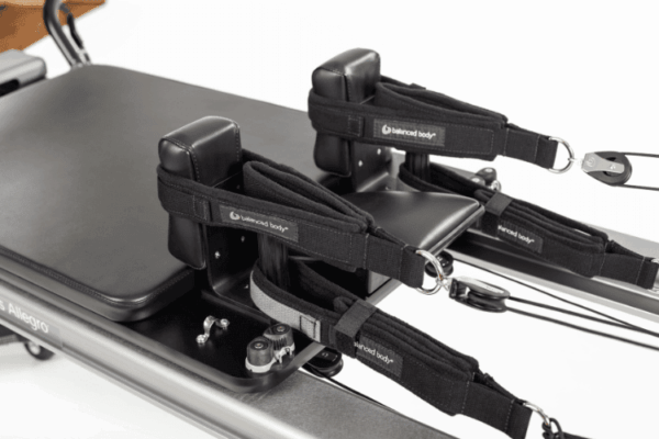 Оборудование для пилатеса Allegro Reformer Konnector с верёвками и блоками.