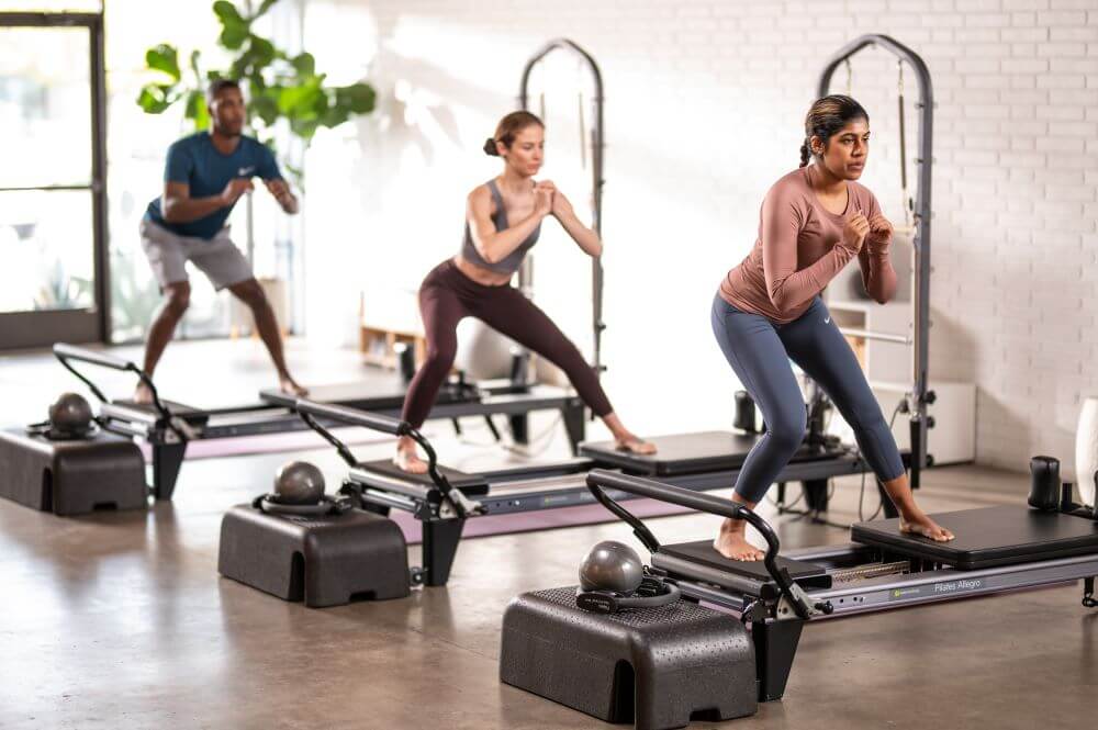 Pilates nodarbība, izmantojot Allegro Tower of Power aprīkojumu.