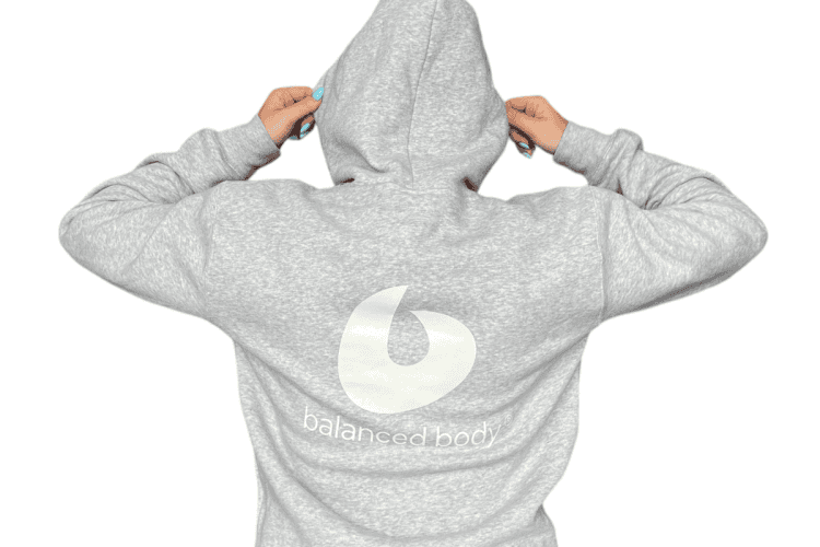 Вид сзади худи Balanced Body с логотипом.