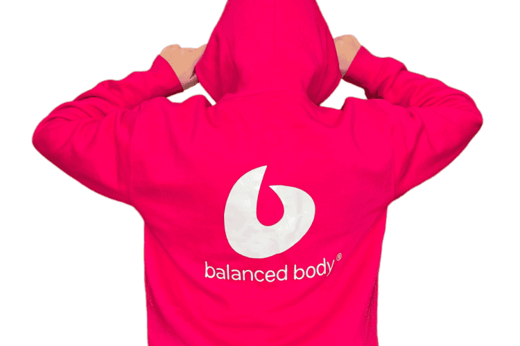 Вид сзади худи Balanced Body розового цвета с логотипом.