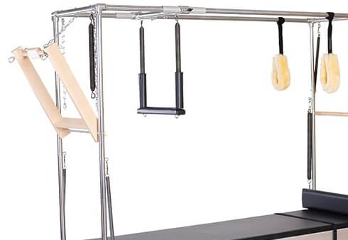 Pilates aprīkojums ar koka push-through stieni un piederumiem.