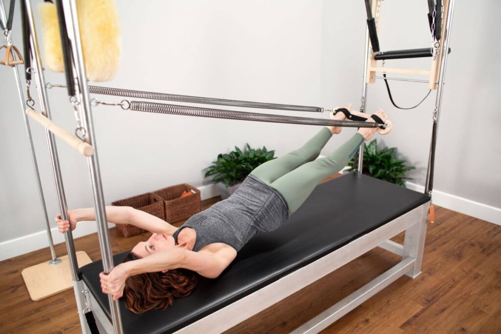 Pilates vingrinājums, izmantojot Contrology Cadillac JPack atsperes.