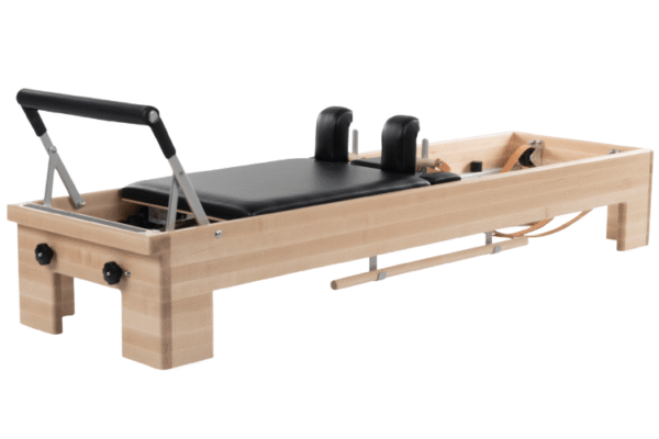 CenterLine Reformer Pilates studijām ar koka rāmi un ādas siksnām.