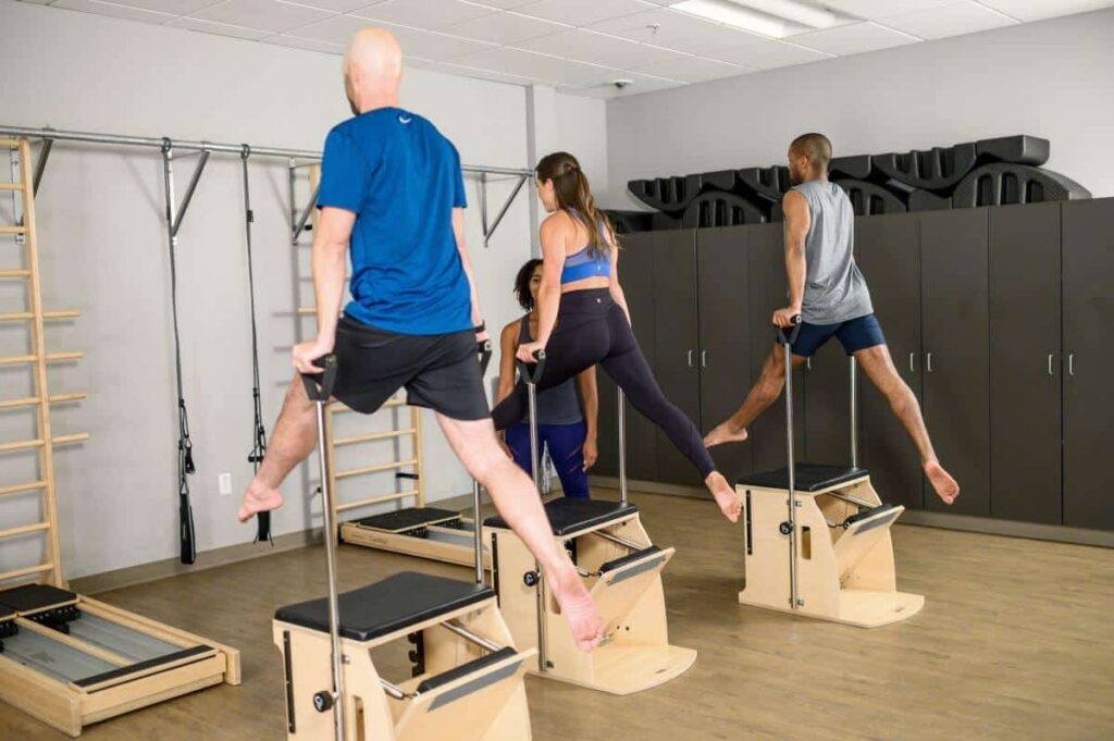 Fitnesa nodarbība, izmantojot Balanced Body Wunda Chair Pilates vingrojumiem.