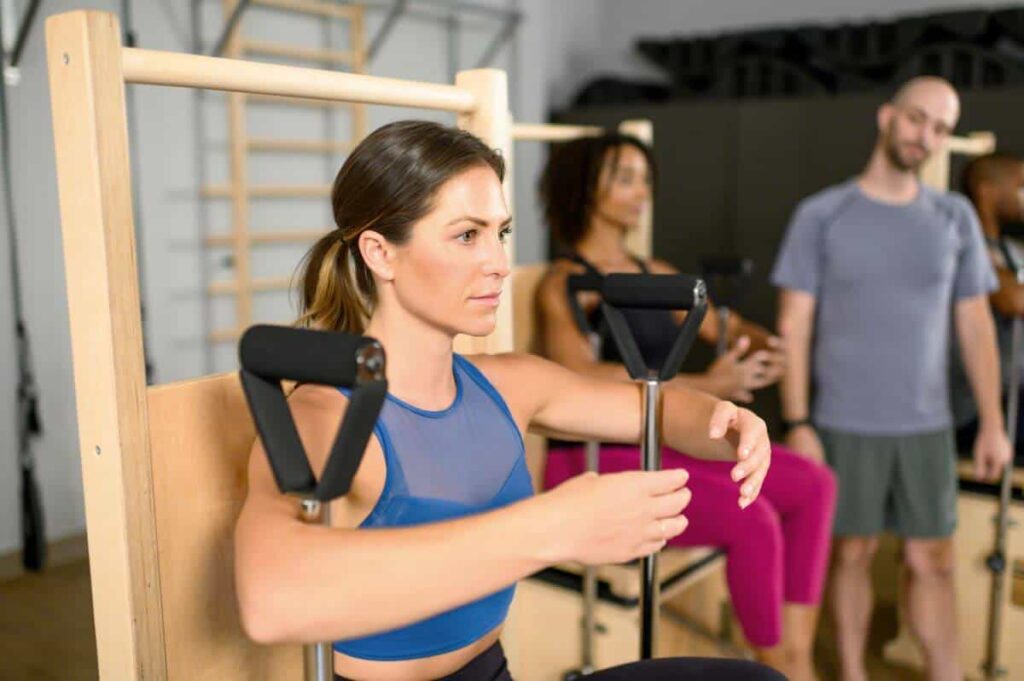 Profesionālis izmanto Balanced Body Wunda krēslu Pilates nodarbībā.