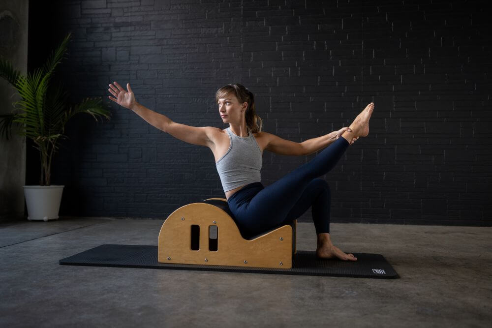 Persona vingro uz Clara Step Barrel ar izgrieztiem rokturiem.