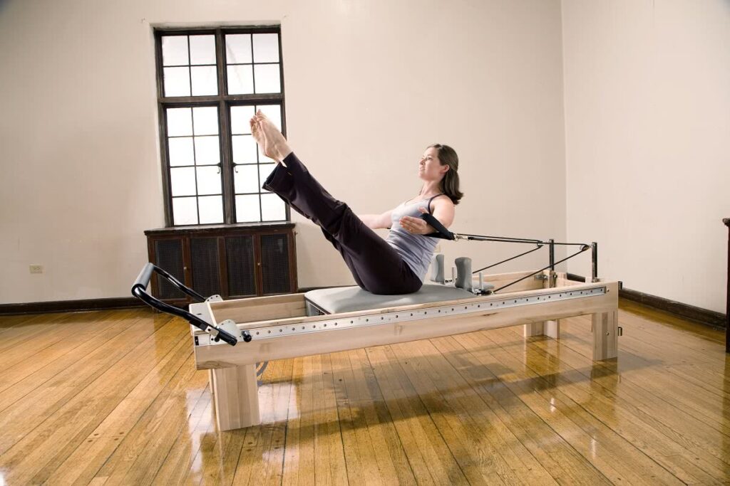 Sieviete vingro uz Clinical Reformer rehabilitācijas nolūkiem