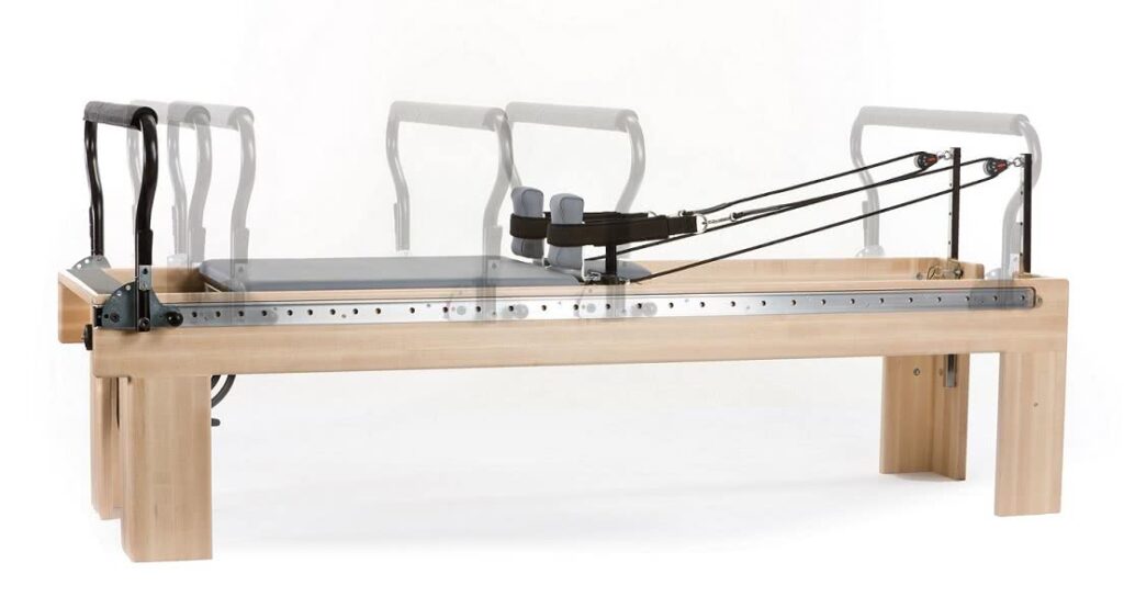 Balanced Body reformers ar Infinity Footbar un atsperu sistēmu.