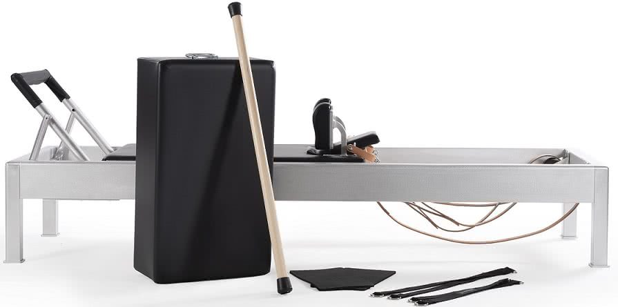 Pilates piederumi: ādas cilpas, kļavas vingrošanas stienis, ceļgalu paliktņi, Sitting Box, pēdu un pagarinājuma siksnas.