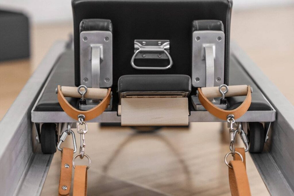 Contrology kaste ar ādas siksnām un metāla rokturiem.