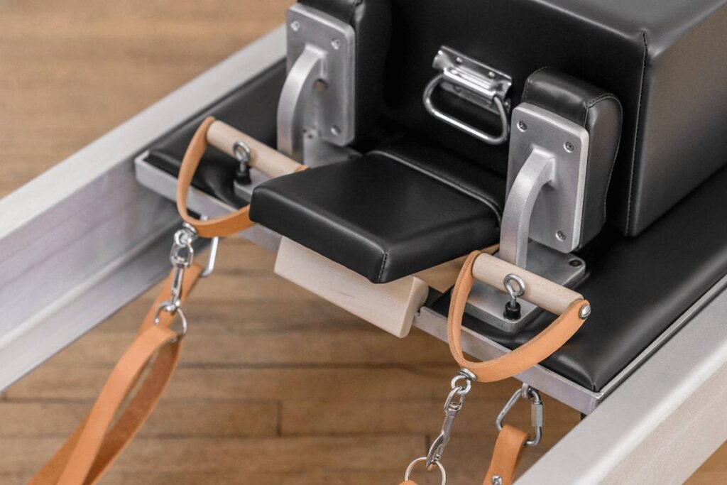 Tuvplāns ar Contrology kasti ar izturīgu melnu polsterējumu.