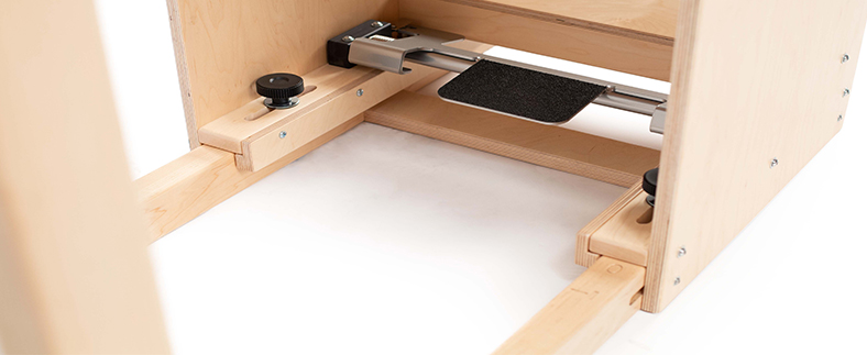 Pilates muca ar kāju pedāli attāluma regulēšanai uz kāpnēm.