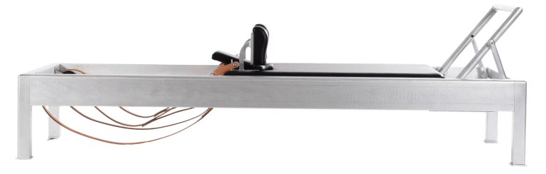Pilates reformers ar oriģināla dizaina kāju balstu lielākam izaicinājumam.
