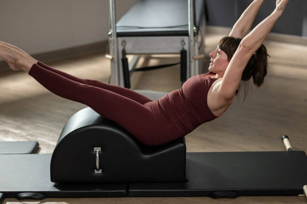 Sieviete vingro ar Contrology Spine Corrector studijā.