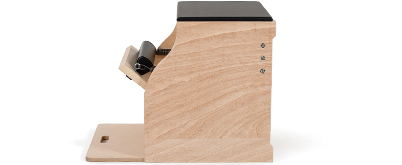 Pilates krēsls ar blockboard rāmi un melnu polsterētu sēdekli