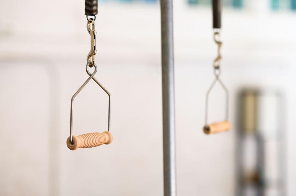 Contrology stiepļu konturētie rokturi ar koka rokturiem uz Pilates aprīkojuma