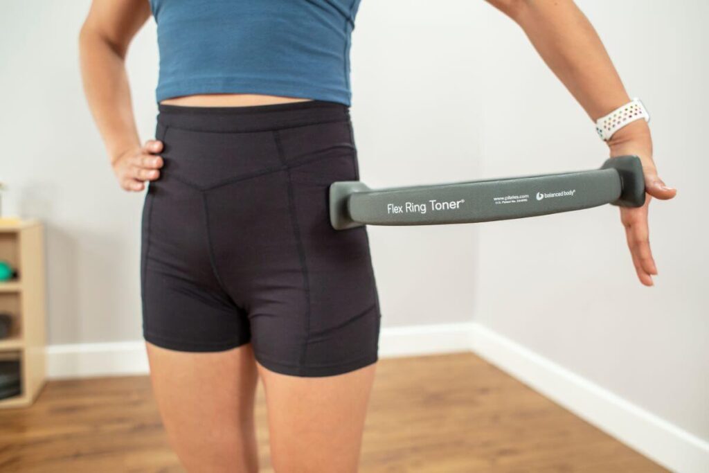 Человек использует эспандер Flex Ring для упражнений по пилатесу