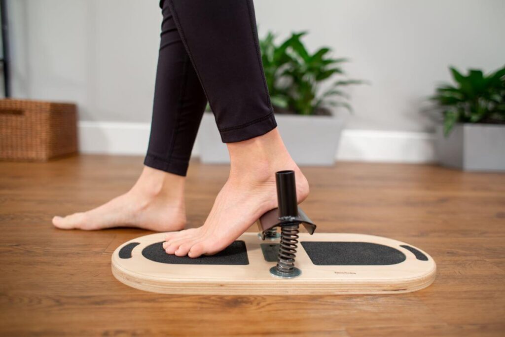 Izmantojot Balanced Body pēdu korektoru pēdu stiprināšanai un līdzsvaram.