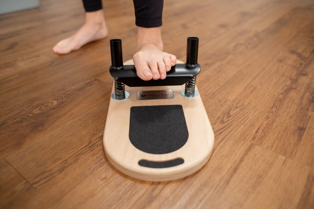 Balanced Body pēdu korektors lietošanā uz koka grīdas