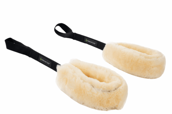 Аксессуар для пилатеса Fuzzies с овечьей шерстью и надежной застёжкой на липучке.