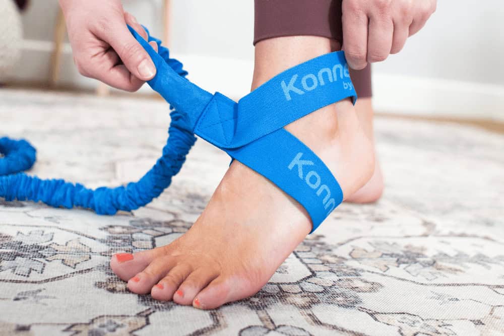 Konnections josla piestiprināta ap kāju Pilates vingrinājumiem.