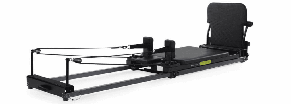 Balanced Body Metro IQ Reformer ar polsterētu, izturīgu lēcienu dēli.