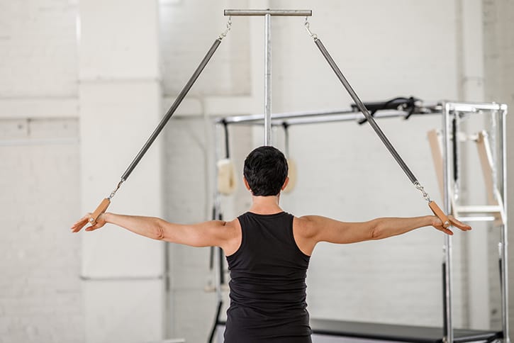 Persona izmanto Contrology Ped-o-Pul Pilates studijā stabilitātes vingrinājumiem.
