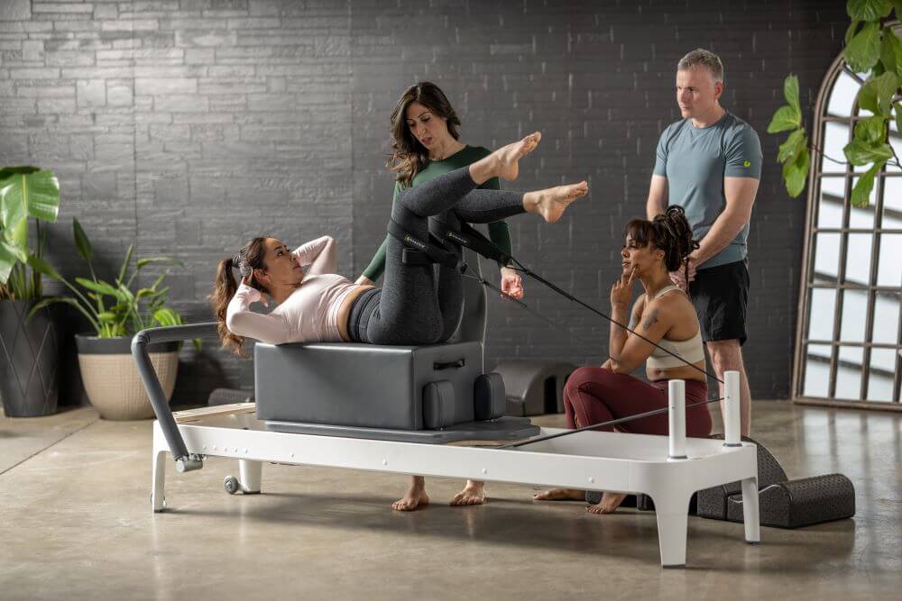 Pilates nodarbība ar Allegro 2 Reformer studijas vidē.