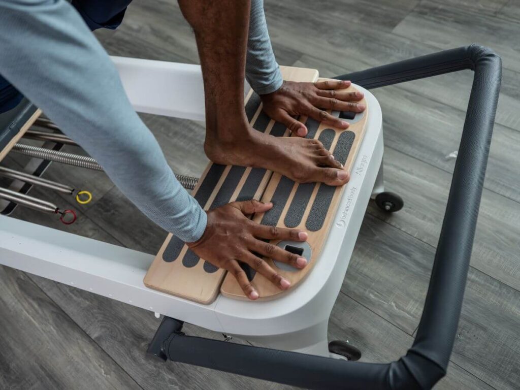 Allegro 2 Standing Platform Extender izmantošana ar rokām un kājām.