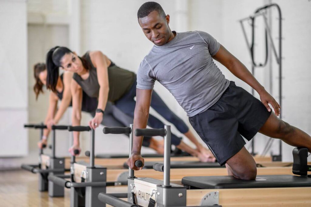 Pilates nodarbība, izmantojot Rialto Reformer Plank Bars dēļa vingrinājumiem