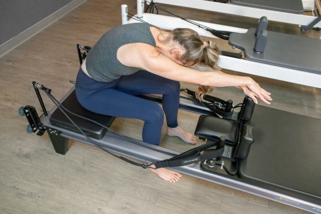 Persona izmanto Allegro Add-a-Platform uz Pilates Reformer trenažiera.
