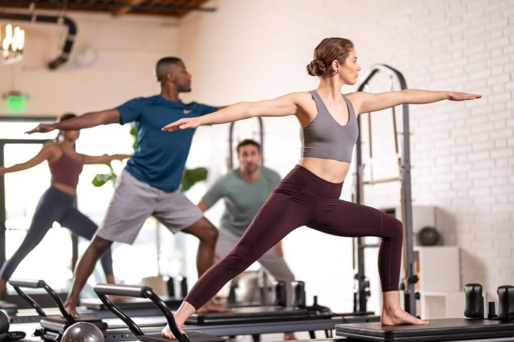 Pilates praktiķi izmanto Allegro stāvēšanas platformas paplašinājumu