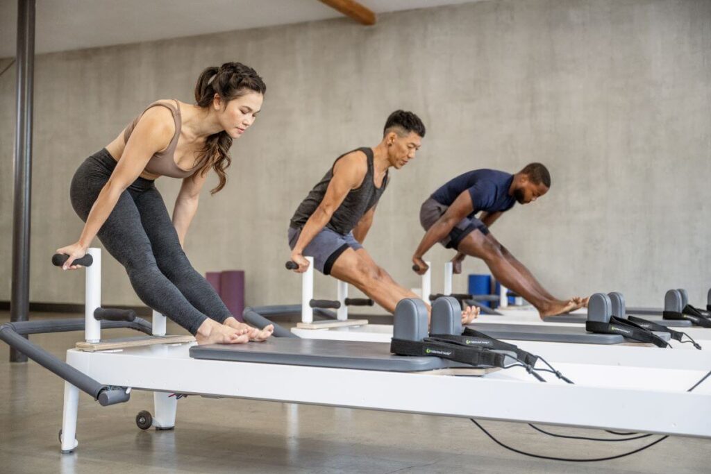 Pilatesa instruktori izmanto Allegro 2 Reformer Plank stieņus vingrinājumiem.