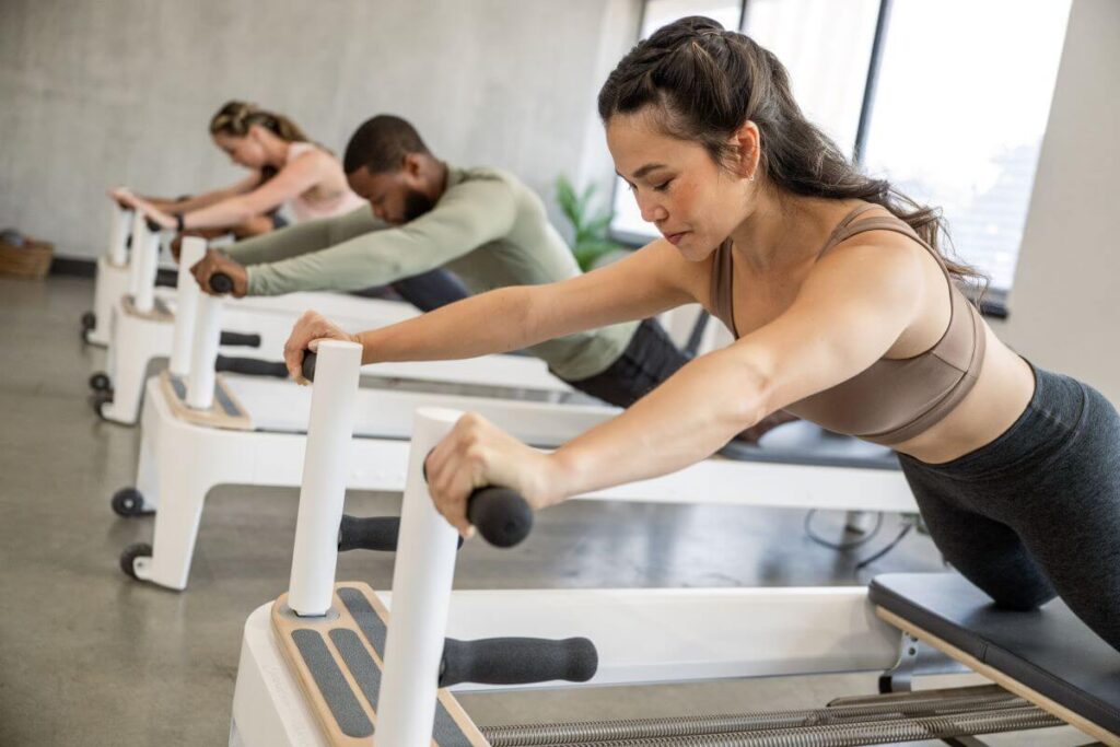 Pilatesa praktizētāji izmanto Allegro 2 Reformer Plank stieņus.