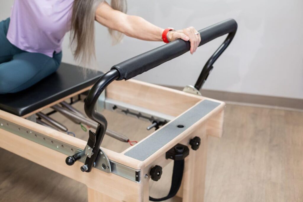 Pilates Reformer ar Signature Springs lietošanā studijā.