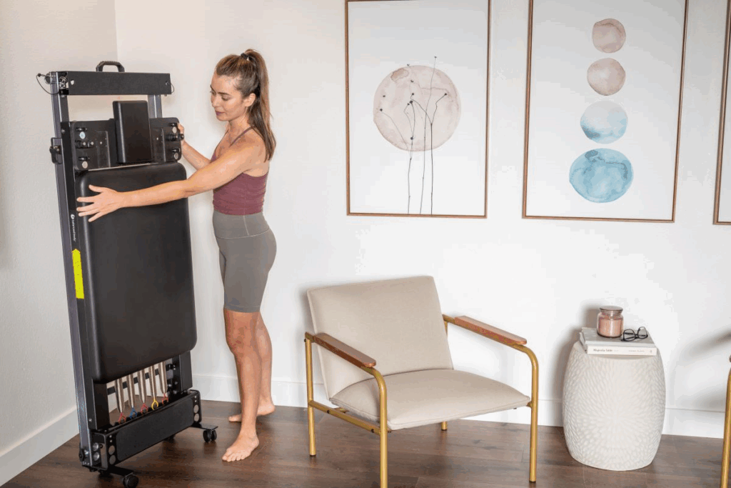 Sieviete saloka Metro IQ Reformer ērtai uzglabāšanai mājās.