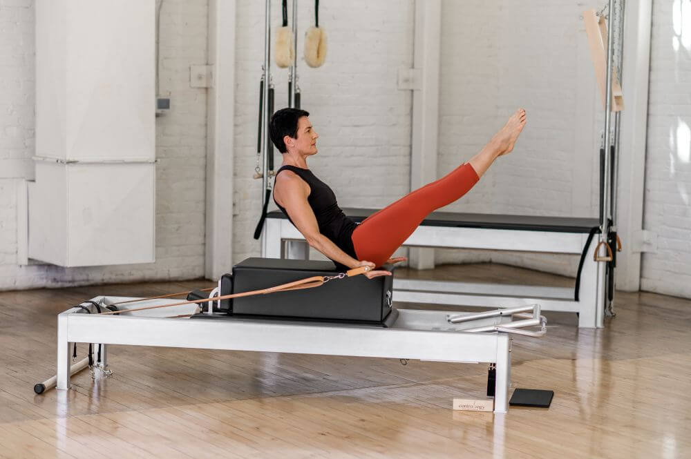 Persona vingro uz Contrology Reformer Pilates studijā.