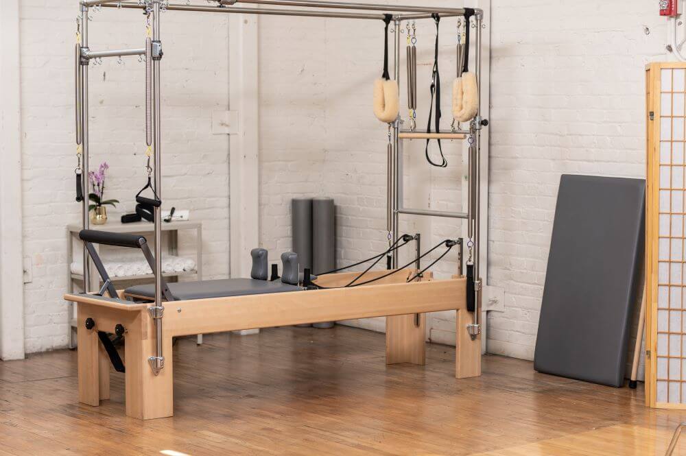 Pilates Reformer un Trapece kombinācija nelielā studijas iekārtojumā