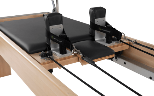 Balanced Body Polska Pilates Reformer ratiņš ar TwistLock plecu balstiem.