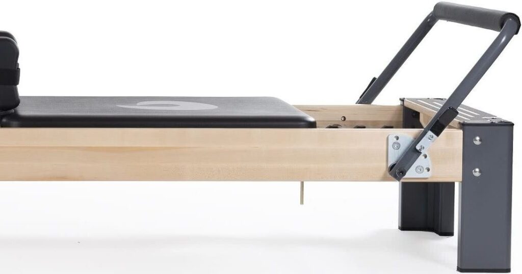 Stilīgs Pilates Reformer ar kļavas koka rāmi un metāla kājām